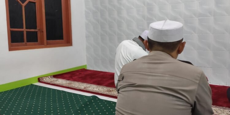 Jalin Kedekatan  Masyarakat Dan Personil Polsek Lebakgedong Melaksanakan Sholat Subuh Berjamaah Keliling
