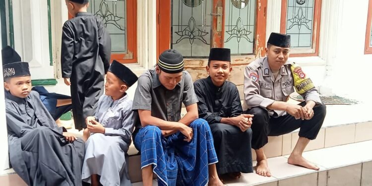 Bhabinkamtibmas Polsek Ciwandan Sempatkan Jalin Silahturahmi Dan Komunikasi Selesai Sholat Berjama’ah.