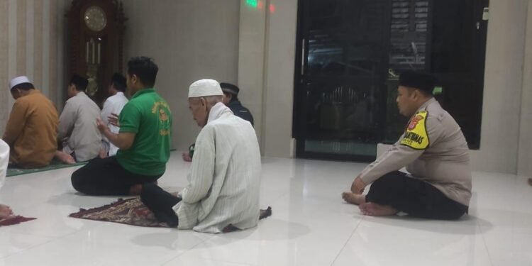 Bhabinkamtibmas Polsek Cibeber Sholat Subuh Berjama’ah Dimasjid Cibeber