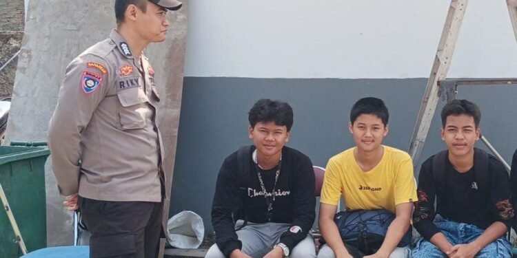 Bhabinkamtibmas Polsek Rangkasbitung Polres Lebak Temui Pemuda Ajak Jaga Kamtibmas