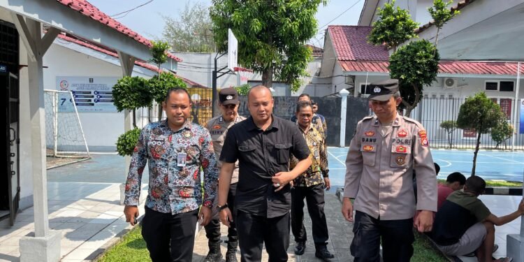 Kapolsek Rangkasbitung Polres Lebak Perintahkan Anggota Piket Jaga Dampingi Kalapas Rangkasbitung Patroli Dilingkungan Lapas