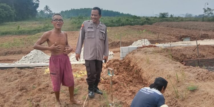Kanit Binmas Polsek Cimarga  Polres Lebak Sambang Kepada Warga