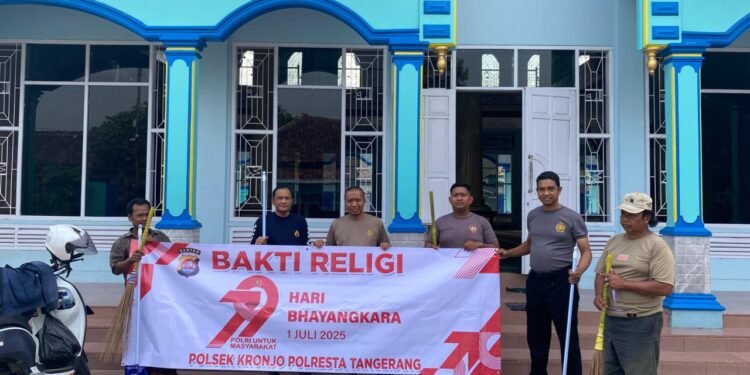 Jelang HUT Bhayangkara ke-79 Polsek Kronjo Polresta Tangerang Polda Banten Bersih Bersih Tempat Ibadah