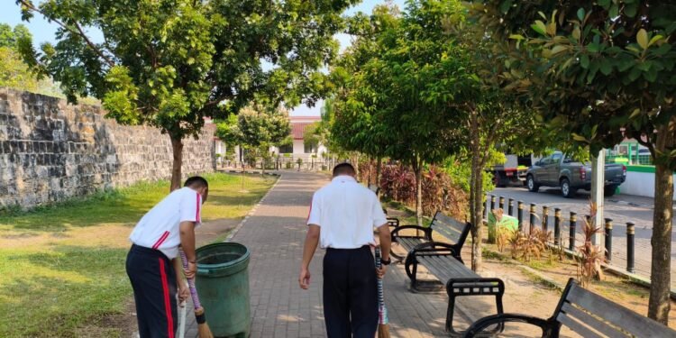 Wujud Kepedulian Polri Sambut Hari Bhayangkara ke-79 Polda Banten Adakan Bakti Rligi Bersihkan Tempat Ibadah