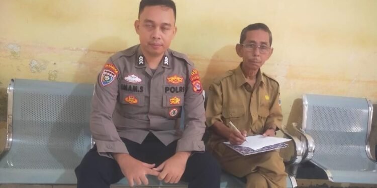 Bhabinkamtibmas Polsek Rangkasbitung Polres Lebak Sambangi Staf Kelurahan Cijoro Lebak
