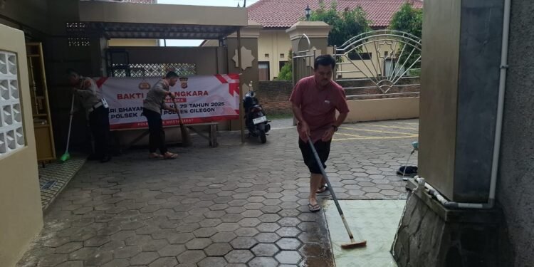 Polsek Anyar Melakukan Bakti Religi Membersihkan Tempat Ibadah