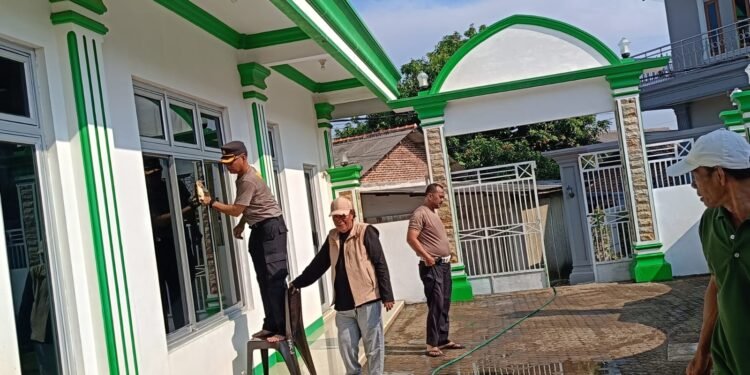 Bersih-bersih Mesjid !!! Personil Polsek Pulomerak Jaga Kebersihan