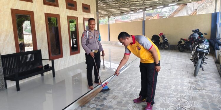 Polsek Cimarga Polres Lebak Melaksanakan Giat Bakti Sosial dan Bantuan Sosial Dalam Rangka Memperingati HUT Bhayangkara Ke-79