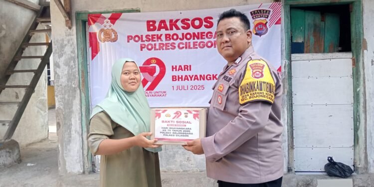 Jelang HUT Bhayangkara ke-79, Bhabinkamtibmas Desa Karang Kepuh Gelar Baksos Kepada Warga Kurang Mampu