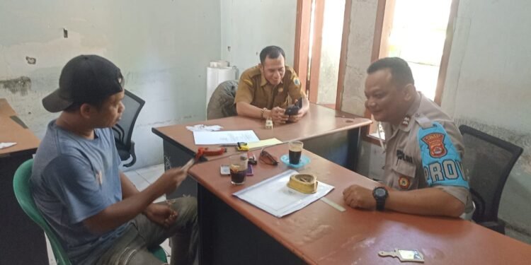 Bhabinkamtibmas  Polsek Rangkasbitung Polres Lebak Sapa  Warga Di Kantor Desa Mekarsari