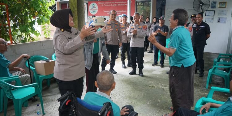 Kabaglog Polresta Tangerang Gelar Kegiatan Sosial Hari Bhayangkara ke-79 dengan Mengunjungi Panti Lansia Berdikari