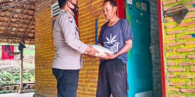 Polsek Puloampel Melaksanakan bansos Pembagian Sembako Dalam rangka Hari Bhayangkara ke-79
