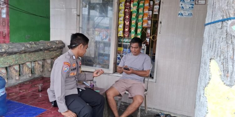 Bhabinkamtibmas  Polsek Puloampel jumpai warganya guna bangun komunikasi yang positif