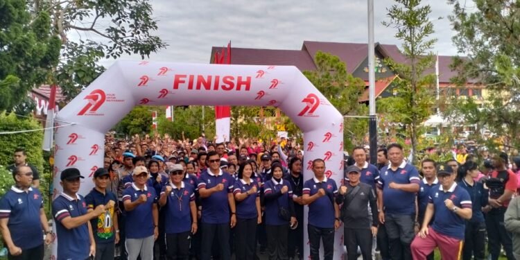 Ribuan Masyarakat dan Ratusan Hadiah Semarakkan Jalan Sehat dan Sepeda Santai Hari Bhayangkara ke -79 di Polda Kalteng