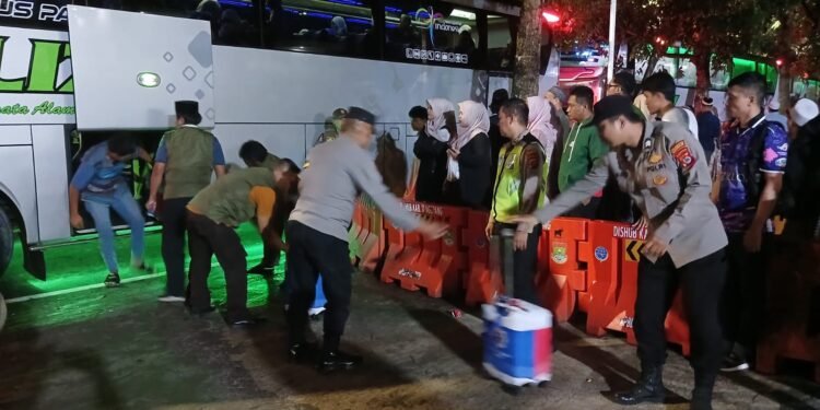 Polsek Tigaraksa Laksanakan Pengamanan Kepulangan Jemaah Haji Kloter 40 di Kantor Kemenag Kabupaten Tangerang
