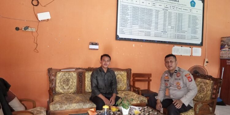 Kunjungi Warga Bangunan, KASPK 3 Polsek Cimarga Polres Lebak Laksanakan Sambang