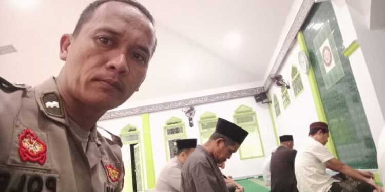 Anggota Polsek Cimarga Polres Lebak Bersama Masyarakat Sholat Subuh Berjamaah
