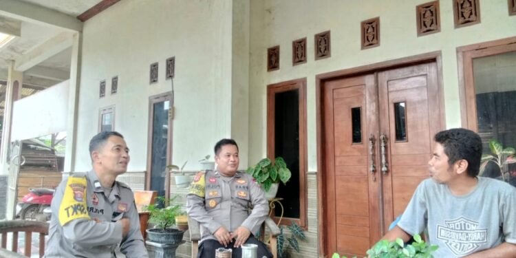 Humanis Bhabinkamtibmas  Polsek Cibeber Sambangi warga Desa Binaannya Sampaikan Himbauan Kamtibmas