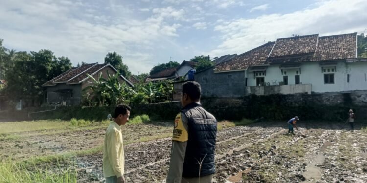 Bhabinkamtibmas Polsek Ciwandan Koordinasi Dengan Petani Siapkan Lahan Untuk Tanaman Jagung