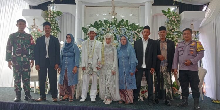 Sebagai Pelindung,Pengayom Dan Pelayan Masyarakat, Bhabinkamtibmas Polsek Ciwandan Hadiri Pernikahan Warga