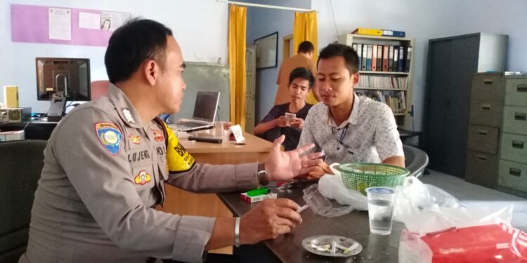 Bhabinkamtibmas Polsek Puloampel  Sambang dan Silaturahmi Desa Binaannya