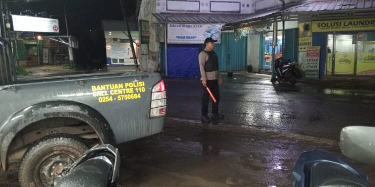 Anggota Bhabinkamtibmas Polsek Puloampel Melaksanakan Patroli blue light Malam Hari