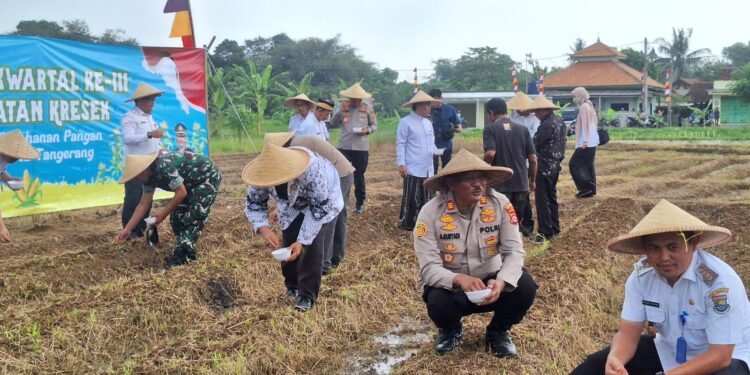Kapolsek Kresek dampingi Kapolresta Tangerang Tanam Jagung di Desa Talok