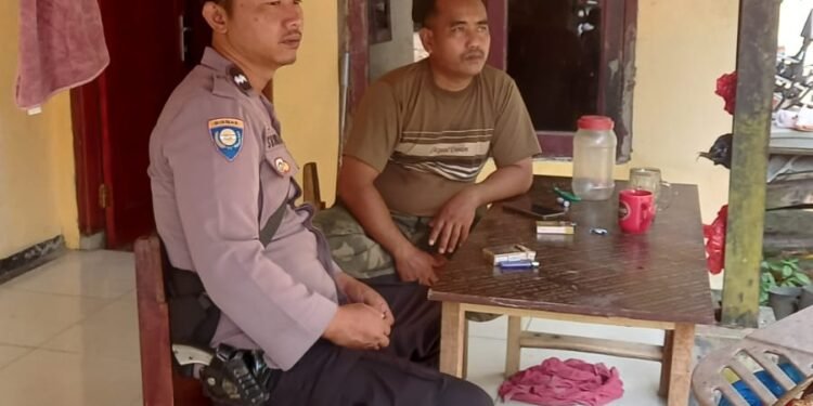 Bhabinkamtibmas Polsek Cikulur Polres Lebak Sampaikan Pesan Kamtibmas Kepada Perangkat Desa dan warga desa Di Kantor Desa Muncangkopong