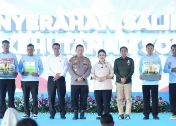 Menhut Serahkan SK Perhutanan Sosial Kepada Kelompok Tani