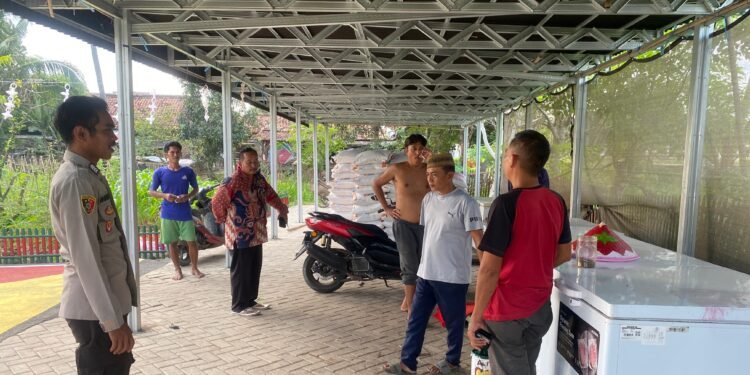 Polsek Kronjo Dorong Warga Manfaatkan Lahan Kosong Melalui Program Poliran Kapolda Banten