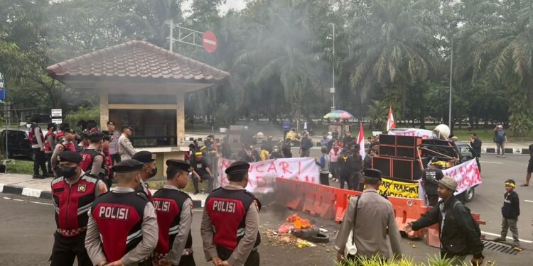 Polsek Tigaraksa Amankan Unjuk Rasa dari Benteng Society dan PKL Pasar Sentiong ke Kantor Bupati Tangerang