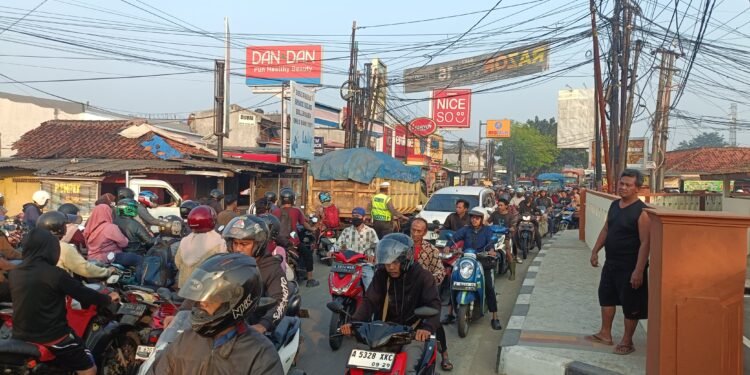 Gerak Cepat Unit Lalu Lintas Polsek Tigaraksa Atasi Mobil Amblas yang Sebabkan Arus Lalu Lintas Padat Merayap