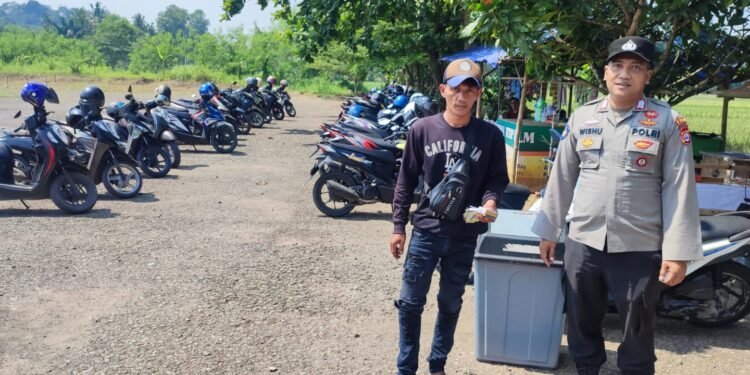Pastikan Aman Anggota Polsek Rangkasbitung Polres Lebak Cek Parkiran Motor Dan Mobil