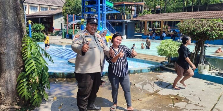 Anggota Polsek Rangkasbitung Polres Lebak Patroli Dan Sapa Pengunjung Kolam Renang
