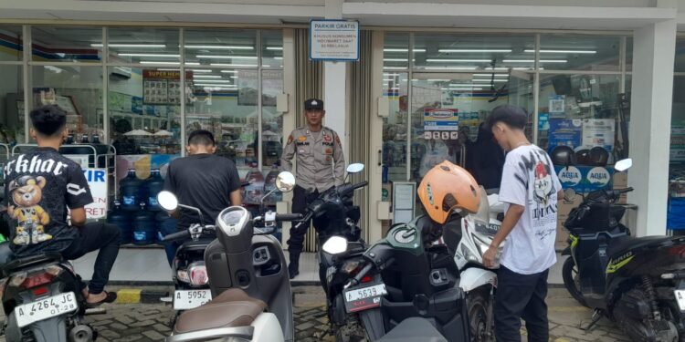 Anggota Polsek Leuwidamar Pantau Situasi Keamanan,Giat Pam Wisata Baduy