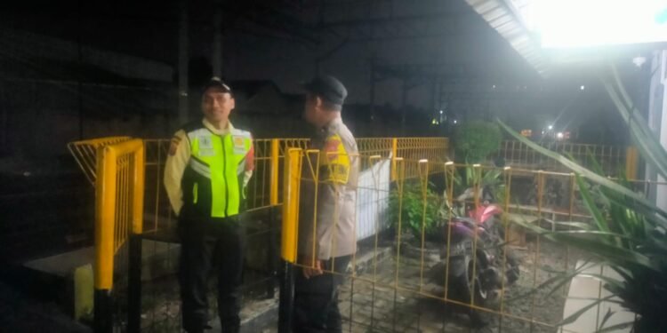 Polsek Rangkasbitung Polres Lebak Patroli Dialogis Di Pintu Perlintasan Kereta Api Dan Temui PKD Sampaikan Pesan Kamtibmas