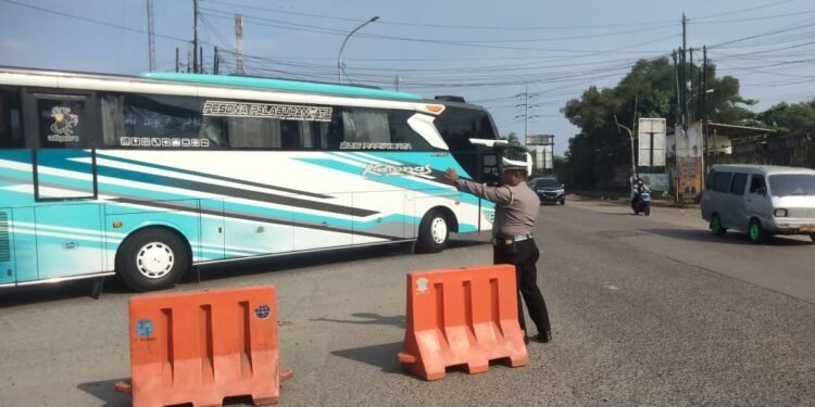 Personil Polsek Ciwandan Perlancar Arus Lalu-lintas Wisata Depan Pos Simpang JLS