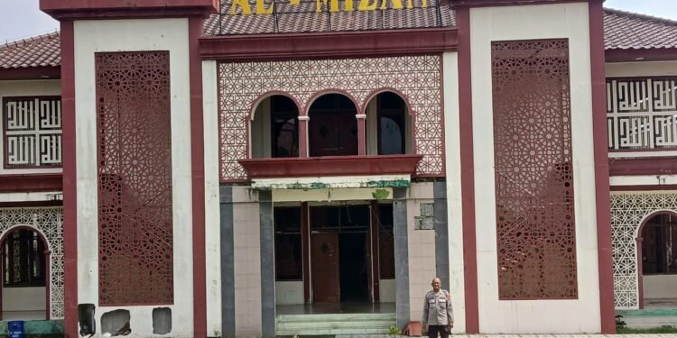 Usai Sholat Jumat Kanit Binmas Polsek Rangkasbitung Polres Lebak Temui Pengurus Ponpes Al-Mizan