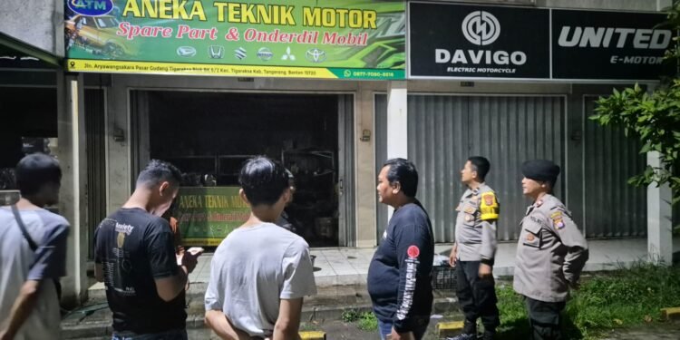 Gerak Cepat Personel Polsek Tigaraksa Mendatangi TKP Kebakaran di Pasar Gudang Tigaraksa