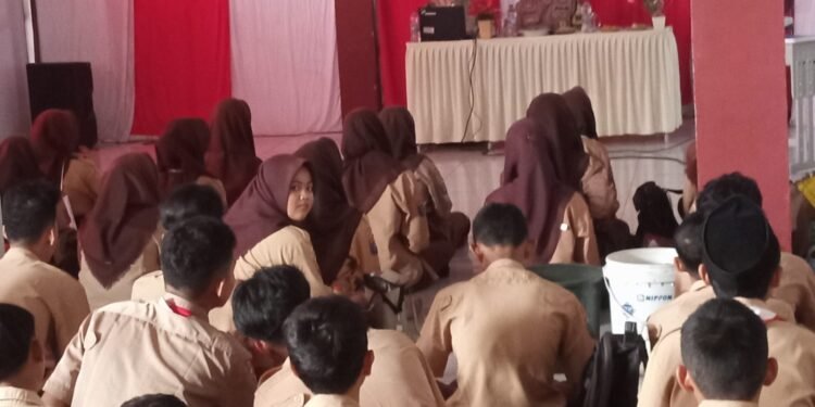 Polsek Tigaraksa: Aiptu Solihin Hadiri Kegiatan MPLS di SMK Kihajar Dewantara