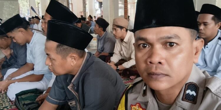 Jalin Silaturahmi, Bhabinkamtibmas Desa Pasir Jaya Laksanakan Jumat Keliling di Masjid Nurul Falah