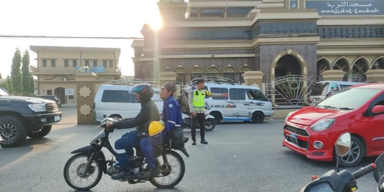Lancarkan Arus Kendaraan Polsek Anyar Atur Lalu Lintas di Jl. Raya Anyar – Cinangka