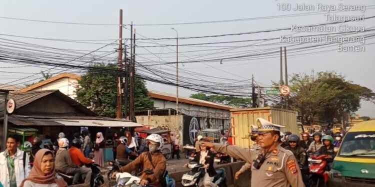 Pastikan Lancar Kanit Lantas Polsek Cikupa IPTU Udi Muhdi Pimpin Langsung Pengaturan Lalin Sore Hari di Pertigaan Columbus PT. Cingluh