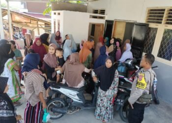 Bhabinkamtibmas Polsek Cimarga Polres Lebak Monitoring  Penyaluran Bantuan Pangan Di Desa Margatirta