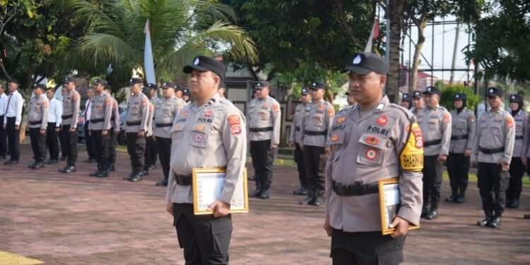 Kapolres Lebak Berikan Penghargaan Best Police of The Month Periode Juli 2025 kepada dua Personil Polres Lebak