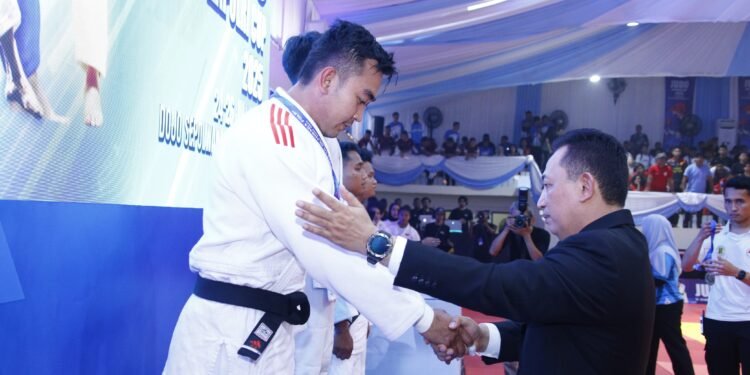 Kapolri Jadi Wasit di Kejuaraan Judo Kapolri Cup 2025