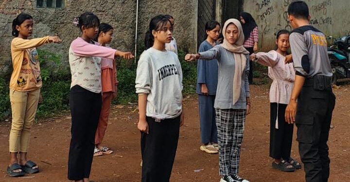 Bentuk Karakter Anak, Polsek Cikupa Latih PBB dan Paskibra di Desa Cibadak