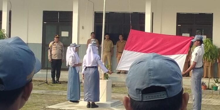 Kapolsek Kresek AKP A. Suryadi pimpin Upacara di SMAN 29 Kabupaten Tangerang