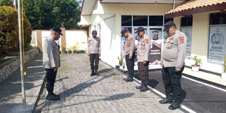 Apel Pagi dan Penguatan Keamanan Polsek Kronjo Dipimpin Kanit Binmas
