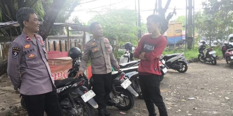 Anggota Polsek Rangkasbitung Polres Lebak Berikan Edukasi Kamtibmas Ke Panitia Futsal Di Gor Ona Rangkasbitung